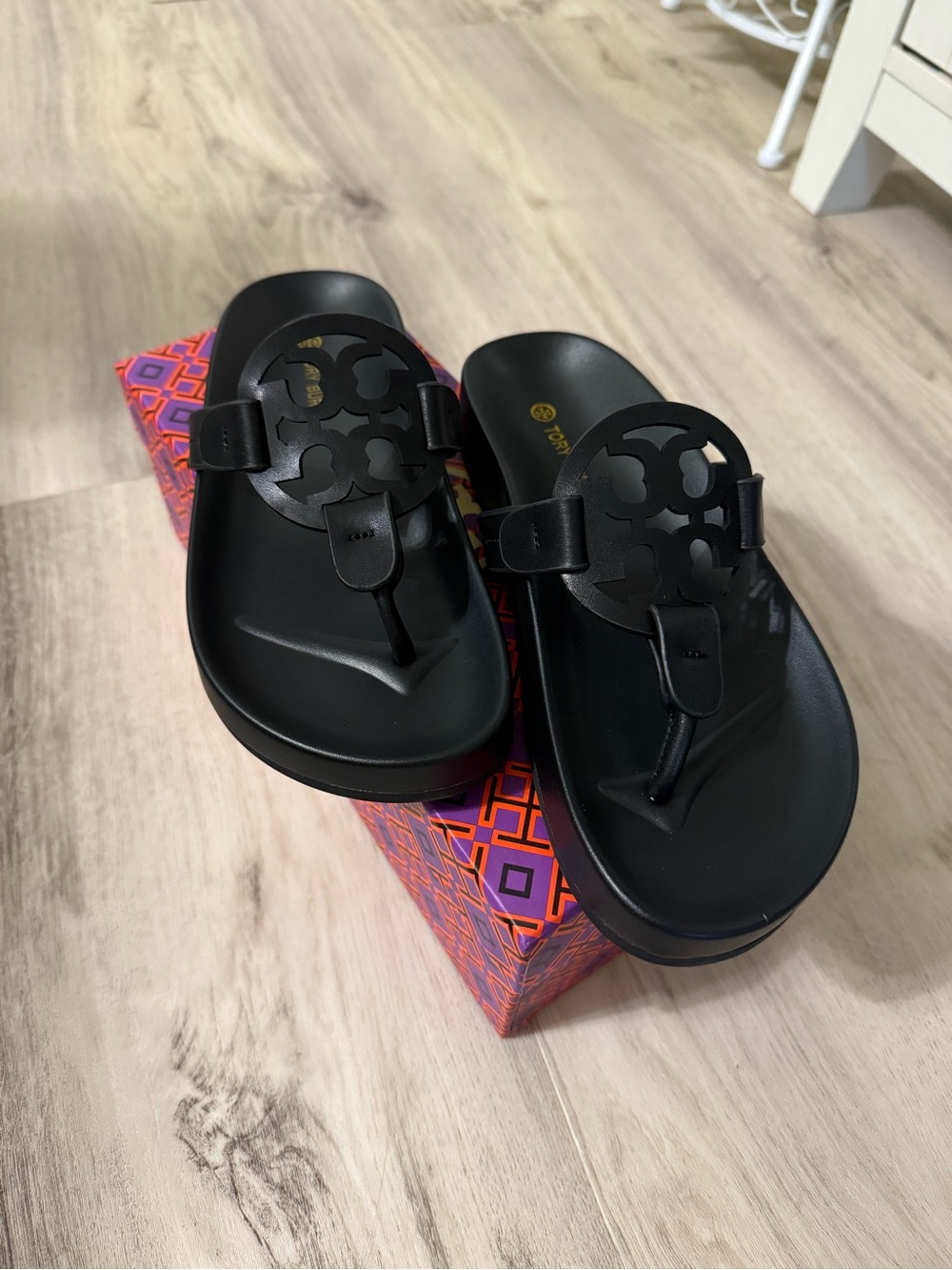 Black Logo-Detail Women's Thong Sandals